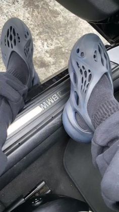 Swag Shoes Sneakers, Adidas Yeezy Foam Runner, Adidas Yeezy Foam, Runners Outfit, Yeezy Foam Runner, Foam Runner, Yeezy Foam, Rainbow Shoes, Jordan Shoes Girls