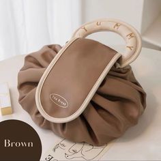 Place Of Origin : China (mainland) Item Width : 30cm Item Weight : 0.18kg Item Length : 30CM Item Height : 28cm Model Number : JT335 Material Composition : Pu makeup bag Shape : Barrel-shaped Pattern Type : Solid Closure Type : string Style : fashion Main Material : PU Brand Name : Airfriend Item Type : Cosmetic Cases Type : Drawstring Cosmetic Storage Pouch Application : Portable Makeup Bag for Daily Use Style : Toiletry Bags Product informationName: Ladies Drawstring Cosmetic Storage PouchMaterial: PUHigh: 28CMLength: 30-40CMColor: White,Brown,PinkTip:Due to different monitor, when you get items maybe slightly different. And a slight error of size is caused by manual measurement.Features1.No more digging and dumping in a traditional black hole makeup bag, the big opening design made it e Activity Bags, Cute Makeup Bags, Makeup Storage Bag, Fashion Life, Travel Toiletries, Toiletry Bag Travel, Makeup Bags Travel, Makeup Bags, Cosmetic Storage