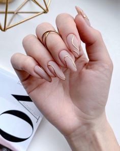 Золото,  ногти Abstract Minimalist Nails, Simply Elegant Nails, Short Clear Almond Nails, Natural Color Nails With Design, Nude With Gold Nails, Gold Neutral Nails, Clear Base Nail Design, Gold Sun Nails, Gold Line Nail Design