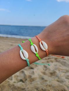 "- waterproof 💦 - bracelet measures 6\" around and us extendable up to 9\".📏 - available in a variety of colors 🎨 - super cute and perfect for any occasion! 🎈 -FREE SHIPPING! 📦" Beachy Bracelets, Friendship Bracelets Designs, Surfer Bracelets, Beading Jewelery, Shell Bracelet, Handmade Wire Jewelry, Star Bracelet, Cowrie Shell, Shell Jewelry