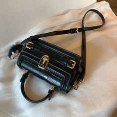 A retro-designed shoulder bag with a rectangular body that can fit a smartphone and a clasp. A small handle is attached to the top. The length of the shoulder strap is adjustable and can also be removed. 
 
 
 Color 
 
 Black 
 Dark brown 
 
 
 Size 
 
 
 FREE size 
 
 Height: 11.5cm 
 Width: 20cm 
 Depth: 7cm 
 
 
 
 
 
 Material 
 
 Leather Square Shoulder Bag, Bag Dark, Dark Black, Free Size, 20 Cm, Dark Brown, Black Color, Shoulder Strap, Smartphone