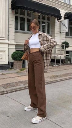 Mode Indie, Look Grunge, Denim Pants Fashion, Flannel Outfits, Brown Jeans, Beige Outfit