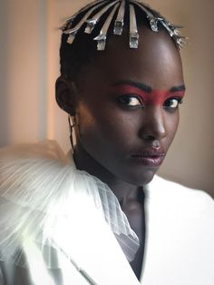 Festival Makeup Looks, Daring Makeup, Festival Makeup Glitter, Lupita Nyong, Bright Red Lipstick, Red Carpet Beauty, Star Wars Fashion, Festival Makeup