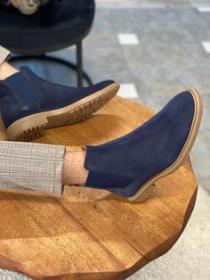 Collection : AUTUMN / WINTER - 21 - 22 Production : eva sole suede chelsea boots.color : Dark blue content: % 100 suede Leather eva sole Available size: : 39-40-41-42-43-44 -45 Blue Chelsea Boots, Black Monks, Navy Blue Boots, Shoe Guide, Navy Blue Shoes, Suede Chelsea Boots, Blue Boots, Gucci Men Shoes