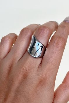 Put the spotlight on your unique style with this Exaggerated Glossy Signet Ring! You'll turn heads when you strut your stuff with this edgy and eye-catching statement piece. Featuring a glossy, oversized silver setting, you'll feel like an A-lister every time you slip it on! *wink* All of our jewelry comes with a free jewelry pouch and cloth to keep your pretties safe and clean. Details Color: Silver | Comes in GoldMaterial: Stainless SteelSizes: 6, 7, 8 Care Guide Store in a dry, cool place awa Horseshoe Necklace, Square Neck Bodysuit, Black Square, Stunning Jewellery, Ring Silver, Jewelry Pouch, Signet Ring, Piercing Jewelry, Heart Earrings