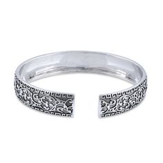 Height: 13.4mm

Length: Circumference: 7.5" - 8" Adjustable

Thickness: 1.7mm





Metal: 925 sterling silver

Plating: rhodium plated

Finish: high polish