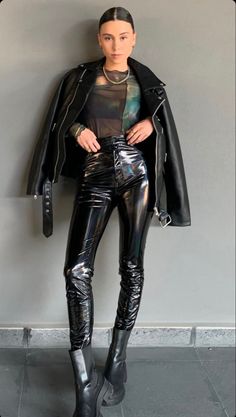 Pvc Pants Outfit, Shiny Leather Leggings Outfit, Latex Leggings Outfit Casual Classy, Pvc Leggings Outfit, Black Shiny Pants Outfit, Pantalon Latex Outfit, Shiny Leather Pants Outfit, Leder Leggins Outfit