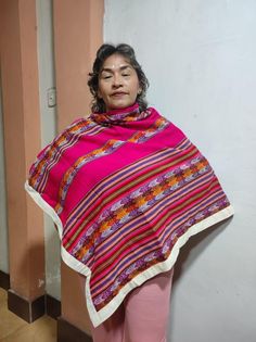 Este es un poncho de lana color fucsia manta, muy usado en los andes peruanos, perfecto para lugares fríos, Los gastos de aduana incurridos correrán a cargo del comprador. Se requiere un número de teléfono para agregar su información de envío, por favor Envío económico gratuito a todo el mundo Pink Shawl Poncho For Winter, One Size Pink Shawl For Winter, Pink One Size Shawl For Winter, Pink One-size Winter Shawl, Bohemian Pink Shawl For Winter, Pink Bohemian Shawl For Winter, Casual Pink One-size Poncho, Winter Bohemian Pink Shawl, One Size Bohemian Pink Poncho