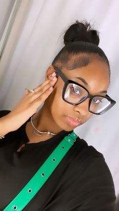 Quick Easy Natural Hairstyles, Bang Ponytail, Messy Bun Styles, Bun Hairstyles For Women, Space Bun Hairstyles, Slick Bun, Curly Hair Half Up Half Down, Hair Inches, Slick Back Bun