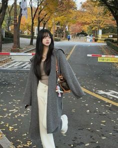 Korean Fashion 2024 Winter, Moda Ulzzang, Cold Outfit, Fall Outfits Korean, Stylish Work Attire, Seoul Fashion, Cold Outfits