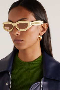 The curved lines of Bottega Veneta Eyewear's sunglasses help to carve out cheekbones and lift your face, especially when adding contour and highlighter. Designed to look as though they're padded, they have thick acetate frames layered with gold-tone metal. Vintage Steampunk, Y2k Punk, Cat Eye Sunglasses Women, Sophisticated Outfits, Estilo Punk, Color Lenses, Oval Frame, Mens Shoes Boots, Grey Lenses