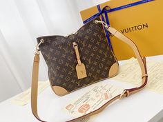 Designer Handbags Louis Vuitton, Limited Edition Bag, Louis Vuitton Purse, Top Handbags, Somali, Evening Clutch Bag, Sierra Leone, Vuitton Bag, Branded Bags