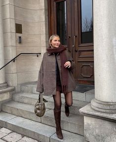 Brown oversozed jacket, brown/maroon scarf&boots. This is a perfect winter outfit inspo for this seasons trends! Click the link to shop winter outfit inspo!🤍 #winteroutfit #outfits #fashion #winterfashion#brown #classy #chic #cute#cuteoutfit #cold #aesthetic #scarfstyle #style #ootd #winterstyle #casual #oldmoney Vinter Mode Outfits, Stile Blair Waldorf, Look Adidas, Fest Outfits, Skandinavian Fashion, Europe Outfits