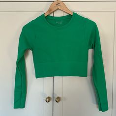 Never Worn Nwot Offline By Sidewalk Seamless Long Sleeve Cropped T-Shirt. Basic Green Seamless Tops, Basic Green Stretch Crop Top, Green Seamless Crop Top, Green Stretch Crew Neck Crop Top, Basic Green Cropped Top, Green Seamless Stretch Top, Green Fitted Athleisure Crop Top, Fitted Green Athleisure Crop Top, Green Sporty Crop Top