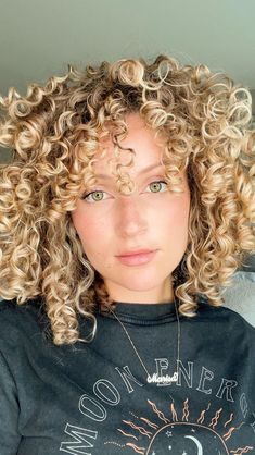 Blonde Ringlet Curls, Ringlet Curls Short Hair, Short Blonde Curls, Halfling Bard, Perm Ideas, Ringlets Hair, Curly Perm, Ringlet Curls, Curly Hair Beauty