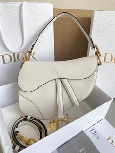 Charm - Dir Bags - 1122 Hand Bags Luxury, White Designer Bag, Hand Bags Designer, Luxury Things, Sac Louis Vuitton, Sacs Design, Luxury Bags Collection, Aesthetic Bags, White Purse