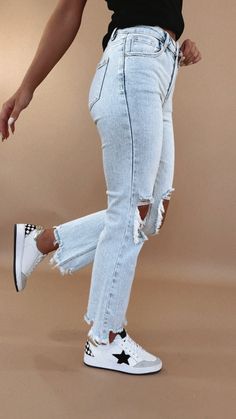 Stevie Straight Leg Jean, Acid Light RISEN – Everyday Chic Boutique Women's Fashion Date Night Classy, Women Jeans Outfits Casual, Fall Weather Outfits, Light Blue Jeans Outfit, Trending Jeans, Winter Athleisure, Layered Outfits, Puffer Vests, Girl Aesthetics