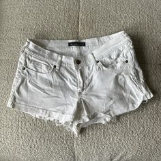 Y2K Abercrombie & Fitch white denim jean shorts raw hem low rise  - 14 inch waist model is 32D/26 waist/5ft Y2k Abercrombie, Shorts Low Rise, Short Blanc, Outfits Mit Shorts, Low Waist Jeans, Abercrombie And Fitch Shorts, White Jean Shorts, White Denim Jeans, Shorts White