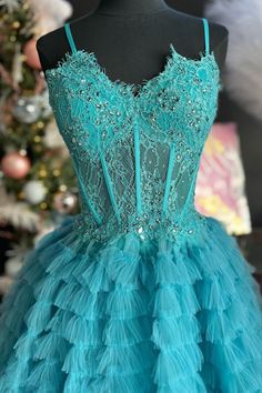 Vestido de fiesta largo de encaje periwinga con volantes con volantes Prom Dress With Ruffles, Dresses Sweet 16, Feather Prom Dress, Princess Evening Dress, Prom Dress Pictures, Dress Websites, Skirt With Ruffles, 2023 Prom, Dresses Graduation