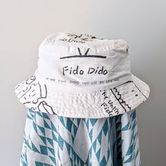 Brand new HANDMADE Bucket hat made from VINTAGE fabric of FIDO DIDO (1985)  Measurements: 60 cm diameter. I have more fabric like this, so I can make you a bucket hat in your size. Made with care and love in my small studio in Malasaña Madrid <3. DIY Vintage White Bucket Hat For Summer, Vintage Bucket Hat With Flat Brim For Summer, White Retro Adjustable Bucket Hat, Retro White Adjustable Bucket Hat, Retro White Sun Hat With Curved Brim, White Retro Sun Hat With Curved Brim, Retro White Wide Brim Sun Hat, White Adjustable Retro Bucket Hat, Retro Cotton Hat For Vacation