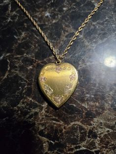 This is a vintage 1940s - 1950s era vintage Pittman & Keeler floral engraved heart locket w/ and matching chain. I acquired this from an estate sale in central NJ as it is. The locket is in great condition and looks like it was rarely used with little surface wear. The locket and chain weighs 11 grams. Sold as is. Vintage 14k Gold Locket Necklace, Vintage 14k Gold Locket Necklace Stamped 14k, Classic Antique Gold Jewelry Collectible, Vintage Hallmarked Rose Gold Jewelry, Vintage Rose Gold Hallmarked Jewelry, Vintage Heart-shaped Charm Jewelry, Victorian Gold Necklaces With Hallmark, Collectible 14k Gold Heart-shaped Jewelry, Gold Locket Necklace With 17 Jewels For Wedding