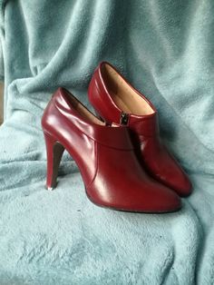 original 1970s 80s high quality vintage ankle boots. Beautiful shiny leather, inside and outside. Fits a eu 38-39 Heel to toe inside 26,2 cm Heels 8 cm in really good condition. New soles on heels where professionaly put on after pictures where taken I am a 38,5 / 39 and they fit me Item is clean and comes from a smoke and pet free home. For any questions please contact me Shipping is worldwide track trace code Www.usps.com Www.internationalparceltracking.com 70s Photos, Vintage Flare, Vintage Boots, Vintage Jeans, Character Shoes, Boot Shoes Women, Leather Boots, Dance Shoes, Womens Boots