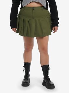 Keep your look fun and flirty in this green  low rise skirt! It comes with pleats and cargo pockets on the sides. Complete with a double button and zipper closure on the front.100% cottonWash cold; dry low16 12''ImportedModel is 5'10''Model wears size 1 Cheap 90s Style Mini Skirt, Cheap Forever 21 Tiered Mini Skirt, Green Fitted Tennis Skirt With Pockets, Fitted Green Tennis Skirt With Pockets, Green Mini Length Fall Skort, Trendy Pleated Skirt With Pockets For Fall, Green Tennis Skirt With Pockets For Summer, Trendy Fall Pleated Skirt With Pockets, Summer Green Tennis Skirt With Pockets