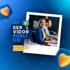 a woman smiling while sitting at a desk in front of a computer screen with the words ser vidor publi co on it