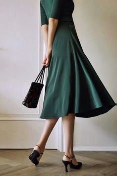 Chic Green A-line Maxi Skirt, Elegant Green A-line Maxi Skirt, Green A-line Spring Bottoms, Green A-line Bottoms For Spring, Green Flared Maxi Skirt Lined, Green Flared Maxi Skirt With Lining, Elegant Green Pleated Skirt, Green Long Pleated Skirt, Green A-line Lined Skirt