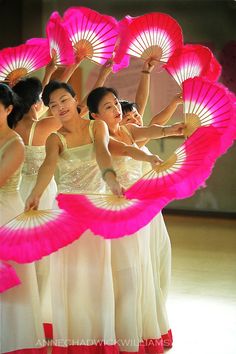 Chinese Fan Dance, Bollywood Dance Costumes, High School Gym, Autumn Moon Festival, Chinese Folklore, Moon Festival, School Gym