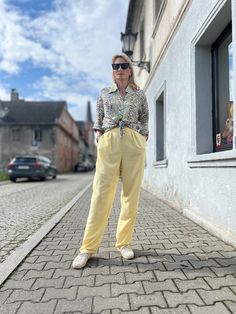 wide leg pants yellow, polyamide satin hippie pants, palazzo pants, italian vintage pants summer pants, Color: Yellow 100% Polyamide size M/L Total length: 110cm Waist width: 35cm Used, in very good condition Yellow Trousers Outfit, Hippie Pants, Trouser Outfits, Pants Summer, Summer Pants, Pantalon Large, Vintage Pants, Vintage Shop, Palazzo Pants