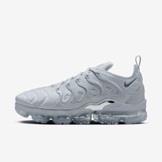 The Nike Air VaporMax Plus looks to the past and propels you into the future. Nodding to the 1998 Air Max Plus with its floating cage, padded upper and heel logo, it adds revolutionary VaporMax Air technology to ramp up the comfort and create a modern look. Nike Vapor Max Air, Men Nike Shoes, Nike Vapormax Plus, Nike Shoes For Boys, Vapormax Nike, Nike Slippers, Nike Vapor Max, Nike Air Vapormax 2019, Air Vapormax Plus