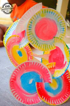 paper plates are stacked on top of each other