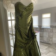 Mermaid Style Strapless Jovani Gown Color: Green Size: 10 Worn Once Masquerade Ball Outfit, Ball Outfit, Jovani Gown, Dresses Mother Of The Bride, Bride Gown, Mother Of The Bride Gown, Jovani Dresses, Mermaid Style, Masquerade Ball