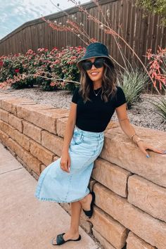 Discover simple and cute black t-shirt outfit ideas that are both aesthetic and effortlessly stylish, perfect for any occasion. Black Tee Outfit, Shirt Outfit Summer, Black Denim Skirt