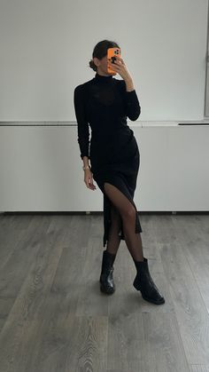 Winter Casual Black Dress, All Black Christmas Outfit, Long Black Dress With Boots, Style Dresses In Winter, Autumn Dress Outfit Casual, Long Black Dress Outfit Casual, Black Dress Outfit Winter, Black Winter Dress, Long Black Dress Outfit