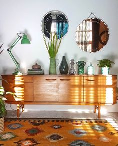 a living room with two lamps and a rug on the floor in front of it