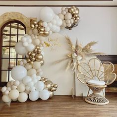 balloons are arranged in the shape of an arch