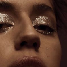 Stargirl Makeup, Kat Hernandez, Glitter Eyeshadow Makeup, Glitter Tumblr, Gold Aura, Golden Aura, Brunette Aesthetic, Models 90s