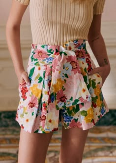 High-waisted printed shorts ;Flared leg ;Quilted front pleats ;Side pockets ;Removable waist belt ;Side zip fastening ;Side length 38.5 com / 15 in (on a size EU36/UK8) Shorts Street Style, Soft Gamine, Wardrobe Makeover, Satin Shorts, Spring Shorts, Flowy Shorts, Shorts Outfit, Knitwear Dress, Pastel Flowers