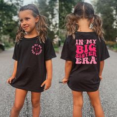 -In My Big Sister Era Shirt, Cute Big Sister Shirt, Funny Toddler T-shirt, Cute Retro Big Sis Kids Shirt, Big Sis Tee, Two Side Sister Shirt Welcome to LittleLambsLounge! -Our products come in 3 types: onesie® bodysuit, toddler, and youth size shirt. -The monthly sizes you choose will come as bodysuit® onesie®, available in both long sleeve and short sleeve options. We take pride in offering a delightful range of clothing for your little ones, crafted from super-soft fabrics that both you and your baby will adore. Our commitment is evident in every thread, as each piece is sustainably handmade-to-order, accompanied by a certificate of authenticity. FEATURES: We prioritize your kids' comfort! Our garments are made from ethically sourced ultra-soft fabrics and printed with safe, eco-friendly Cute Black Short Sleeve Shirt, Cute Short Sleeve Shirt With Funny Text, Cute Short Sleeve Shirt With Slogan, Cute Black Tops For School, Cute Short Sleeve Shirt With Name Print, Cute Short Sleeve Tops With Name Print, Cute Short Sleeve Shirt With Text Print, Big Cousin Shirt, Sommer Strand Outfit