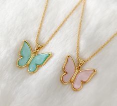 Butterfly necklace MATERIAL AND SIZE Mother of pearl Butterfly 18k Gold Plated Butterfly size: 2cmx1.7cm 18k Gold filled chain 40cm + 5cm extender If you have questions about the product, feel free to reach me out. Don't forget to check out my other items in the store: Https://www.etsy.com/shop/nyahwithlove Gold Necklace Butterfly, 1930s Costume, Scapular Necklace, Virgin Mary Necklace, Pearl Butterfly, Papillon Rose, Necklace Butterfly, Acrylic Brooch, Jasper Jewelry