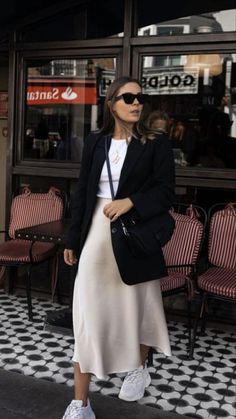 Satin Skirt Outfit, Rok Outfit, Outfit Looks, Midi Skirt Outfit, Business Casual Outfits For Work, Summer Work Outfits, Paris Outfits, Stylish Work Outfits