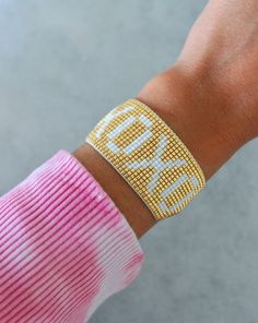 XOXO woven beaded bracelet in colors white & gold - one size fits all! White Beaded Bracelets With Gold Beads For Friendship, Casual Gold Friendship Bracelets With Gold Beads, Gold Beaded Stretch Bracelet Casual, Casual Gold Beaded Friendship Bracelets, Gold Beaded Casual Stretch Bracelet, Casual Gold Beaded Stretch Bracelet, Gift Inspo, Jewelry Inspo, Bracelet Stack