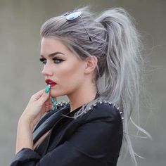 Salt and Pepper Hair: 10 Ways to Style – HairstyleCamp Messy Ponytail Hairstyles, Silver Hair Color, Silver Grey Hair, Silver Blonde, Hair Color Shades, Trendy Hair Color, Ombre Hair Color