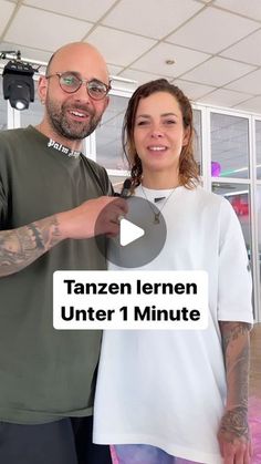 a man and woman standing next to each other in front of a mirror with the words tanzen lernen under 1 minute