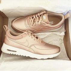 Imagem de nike, shoes, and fashion Rose Gold Nikes, Chic Sneakers, Nike Free Shoes, Nike Shoes Outlet, Nike Shoes Women, Running Shoes Nike, Shoes Outlet