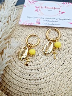 Stainless steel hoop earrings with 18k brass chains and stainless steel shell charm and yellow beads Do not fade easily Carefully sent in a tracked letter pouch in a bubble envelope. Nickel-free Yellow Jewelry For The Beach, Yellow Metal Hoop Earrings For Pierced Ears, Trendy Yellow Hoop Earrings As Gift, Trendy Yellow Hoop Earrings For Gift, Nickel Free Yellow Hoop Jewelry, Yellow Hypoallergenic Hoop Earrings As Gift, Yellow Hypoallergenic Hoop Earrings For Gifts, Hypoallergenic Yellow Hoop Earrings As Gift, Yellow Hoop Earrings As Gift