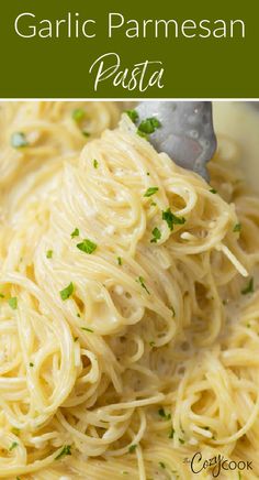 garlic parmesan pasta being swirled with silver tongs Rainy Day Food Ideas, Garlic Parmesan Pasta, Pasta Side Dishes, Pasta Sides, Parmesan Pasta, Pasta Dinner Recipes, Tasty Pasta, Deilig Mat