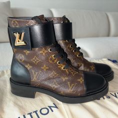 Louis Vuitton Wonderland Flat Ranger Pre-Loved Great Condition Monogram Gold Lv Twist Lock Size 37 Dust Bags Included Louis Vuitton Combat Boots, Lv Twist, Shoes Louis Vuitton, Louis Vuitton Shoes, Moto Boots, Combat Boots, Black And Brown, Dust Bag, Louis Vuitton